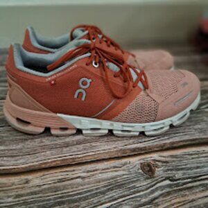 On Cloud Women's Running shoes size 8 Swiss Engineering
